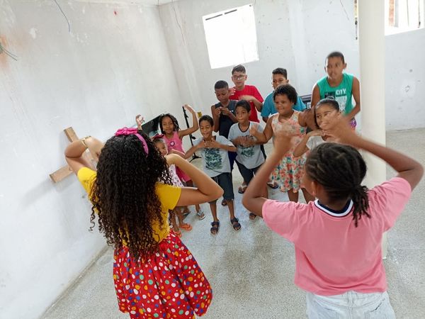 Crianças brincando em atividade em grupo